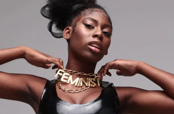 MC Sofia com colar feminista