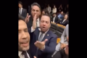 Deputados de oposição impedem Janones de gravar vídeo durante fala de Nikolas