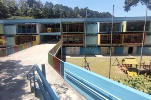 Imagem de escola pintada de azul e cores coloridas - Metrópoles