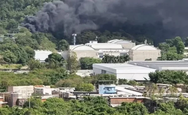 Incêndio atinge torre de refrigeração dos Estúdios Globo, no Rio