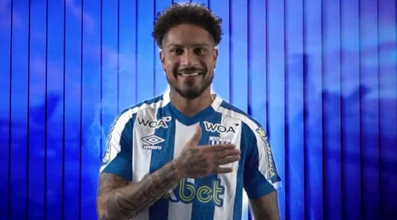 O atacante Paolo Guerrero usando a camisa do Avaí com fundo azul - Metrópoles