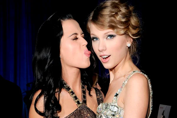 As ex-amigas Katy Perry e Taylor Swift tiveram uma rixa por causa de dançarinos. A briga entre as duas virou hit, clipe e muita fofoca.Em 2012, três dos bailarinos de Katy começaram a trabalhar com Taylor em sua turnê, enquanto a primeira tirava um ano sabático. Meses depois, Katy voltou ao batente e acabou fazendo um acordo com eles para que se juntassem a ela em sua turnê do álbum Prism, lançado em 2013. Para isso, eles deveriam falar com a equipe de Taylor – algo que Katy garante que foi previamente acordado. No entanto, pouco tempo depois dos dançarinos decidirem mudar de show, Taylor parou de segui-los no Twitter e eles foram demitidos de sua turnê. A partir daí, foram chuvas de indiretas no Twitter e nos estúdios de gravação. Recentemente, Katy disse que está disposta a esquecer todos os problemas se Taylor pedir desculpas. Oremos. As ex-amigas Katy Perry e Taylor Swift tiveram uma rixa por causa de dançarinos. A briga entre as duas virou hit, clipe e muita fofoca.Em 2012, três dos bailarinos de Katy começaram a trabalhar com Taylor em sua turnê, enquanto a primeira tirava um ano sabático. Meses depois, Katy voltou ao batente e acabou fazendo um acordo com eles para que se juntassem a ela em sua turnê do álbum Prism, lançado em 2013. Para isso, eles deveriam falar com a equipe de Taylor – algo que Katy garante que foi previamente acordado. No entanto, pouco tempo depois dos dançarinos decidirem mudar de show, Taylor parou de segui-los no Twitter e eles foram demitidos de sua turnê. A partir daí, foram chuvas de indiretas no Twitter e nos estúdios de gravação. Recentemente, Katy disse que está disposta a esquecer todos os problemas se Taylor pedir desculpas. Oremos.