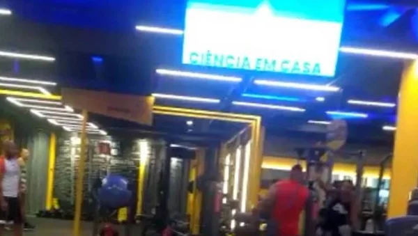 homem armado em academia