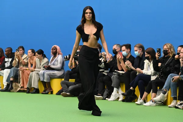 Na imagem com cor, a Kendall Jenner desfilando para Jacquemus - Metrópoles