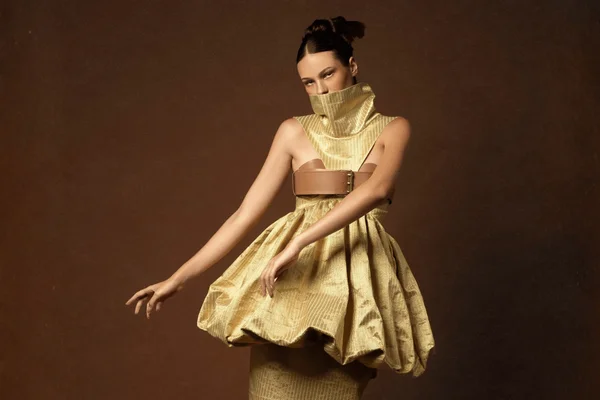 foto com cor. modelo com vestido da marca sacramound em fundo marrom - metrópoles