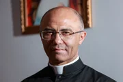O padre rompeu com o rito ordinário da Igreja Católica e celebra a Missa Tridentina (em latim), após ter formalizado seu vínculo com a Fraternidade Sacerdotal São Pio X (FSSPX)