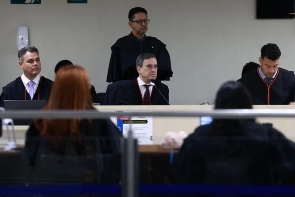 Chacina, réus, júri. julgamento