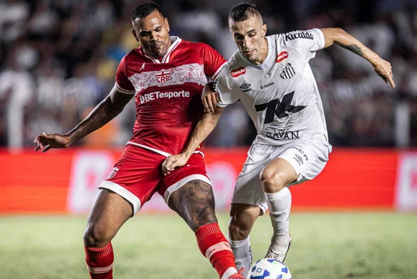 Imagem colorida dos jogadores de CRB e Santos - Metrópoles