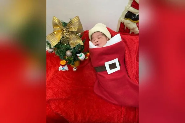 Imagem colorida de bebê decorado para o Natal - Metrópoles
