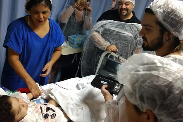 Após visita de Luan Santana, menino de três anos tem alta da UTI