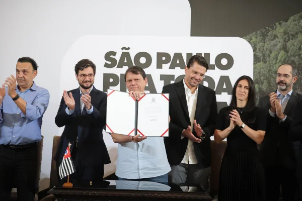 Tarcísio aposta em "nova política" para driblar crise com prefeitos