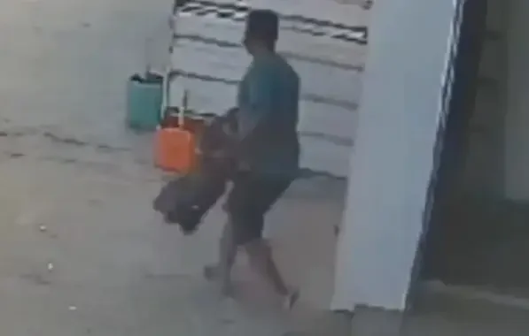Imagem colorida do homem roubando caixas de som - Metrópoles