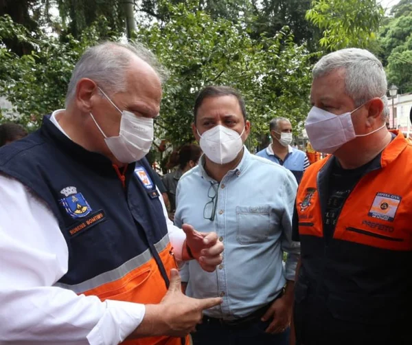 Candidato no RJ, Neves critica falas de Castro e Freixo em Petrópolis