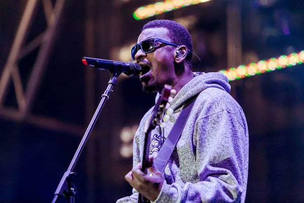 Presidente de clube criticou roupa de Seu Jorge após caso de racismo