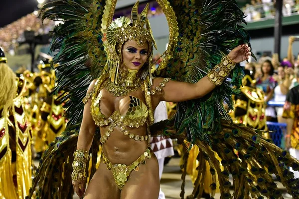 Belo assiste a desfile de Viviane Araújo e deixa camarote em seguida