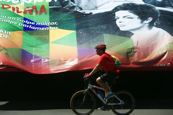 Manifestantes pró-Dilma se reúnem no estacionamento do Nilson Nelson