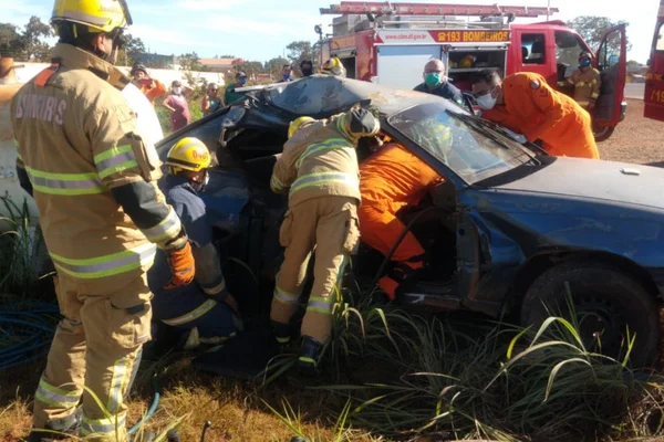 Acidente entre carro e moto em rodovia do DF mata jovem de 18 anos
