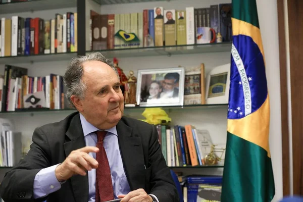 Os desafios da educação, na visão do pai e educador Cristovam Buarque