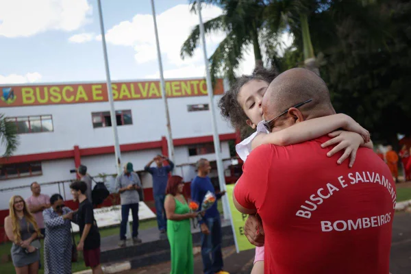 Brasília (DF) 21/05/24 Equipe humanitária do Corpo de Bombeiros do DF que atuou no Rio Grande do Sul chega ao Grupamento de Busca e Salvamento do CBMDF. Os militares retornaram à Brasília após quase 20 dias na "Missão Humanitária Alagamento Rio Grande do Sul", na qual atuaram na busca, salvamento e resgate de vítimas das enchentes no estado.