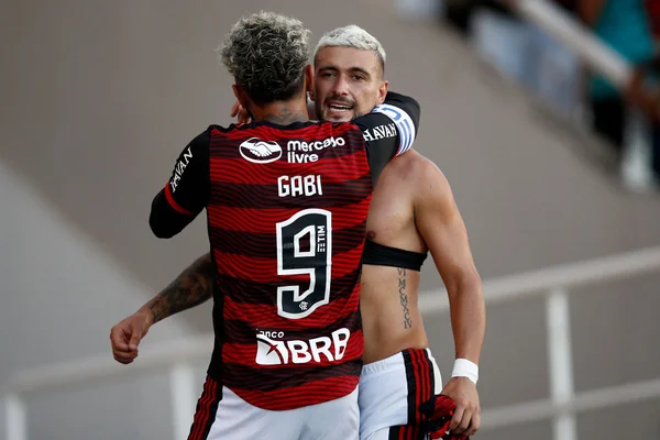 Imagem colorida de Gabigol e Arrascaeta