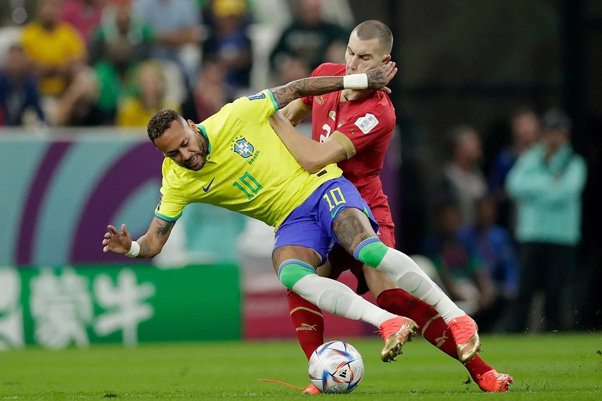 Neymar do Brasil, Strahinja Pavlovic da Sérvia durante a partida da Copa do Mundo entre Brasil x Sérvia no Lusail Stadium em 24 de novembro de 2022 em Lusail Qatar Neymar do Brasil, Strahinja Pavlovic da Sérvia durante a partida da Copa do Mundo entre Brasil x Sérvia no Lusail Stadium em 24 de novembro de 2022 em Lusail Qatar