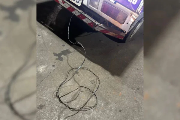 O autor, Lourival da Silva, de 65 anos, foi preso em flagrante por abuso a animais. A cachorra arrastada estava amarrada na caminhonete dele - Metrópoles