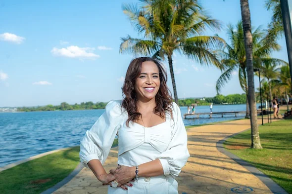 mulher caminhando em calçada na beira do Lago