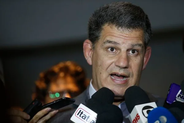 Análise: com Queiroz e Bebianno, filhos de Bolsonaro desgastam governo