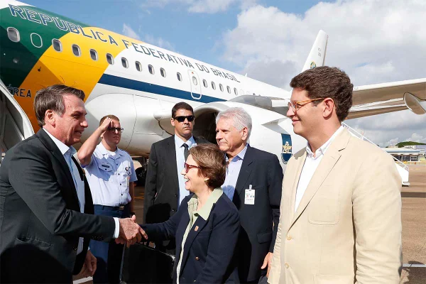 Bolsonaro autoriza ministros a voarem em classe executiva