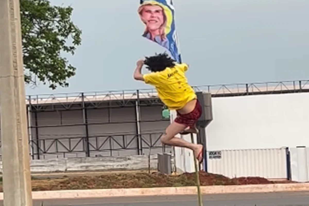 Homem dá voadora e tenta queimar bandeira de Celina; deputado aciona a PCDF - imagem 1 Homem dá voadora e tenta queimar bandeira de Celina; deputado aciona a PCDF - imagem 1