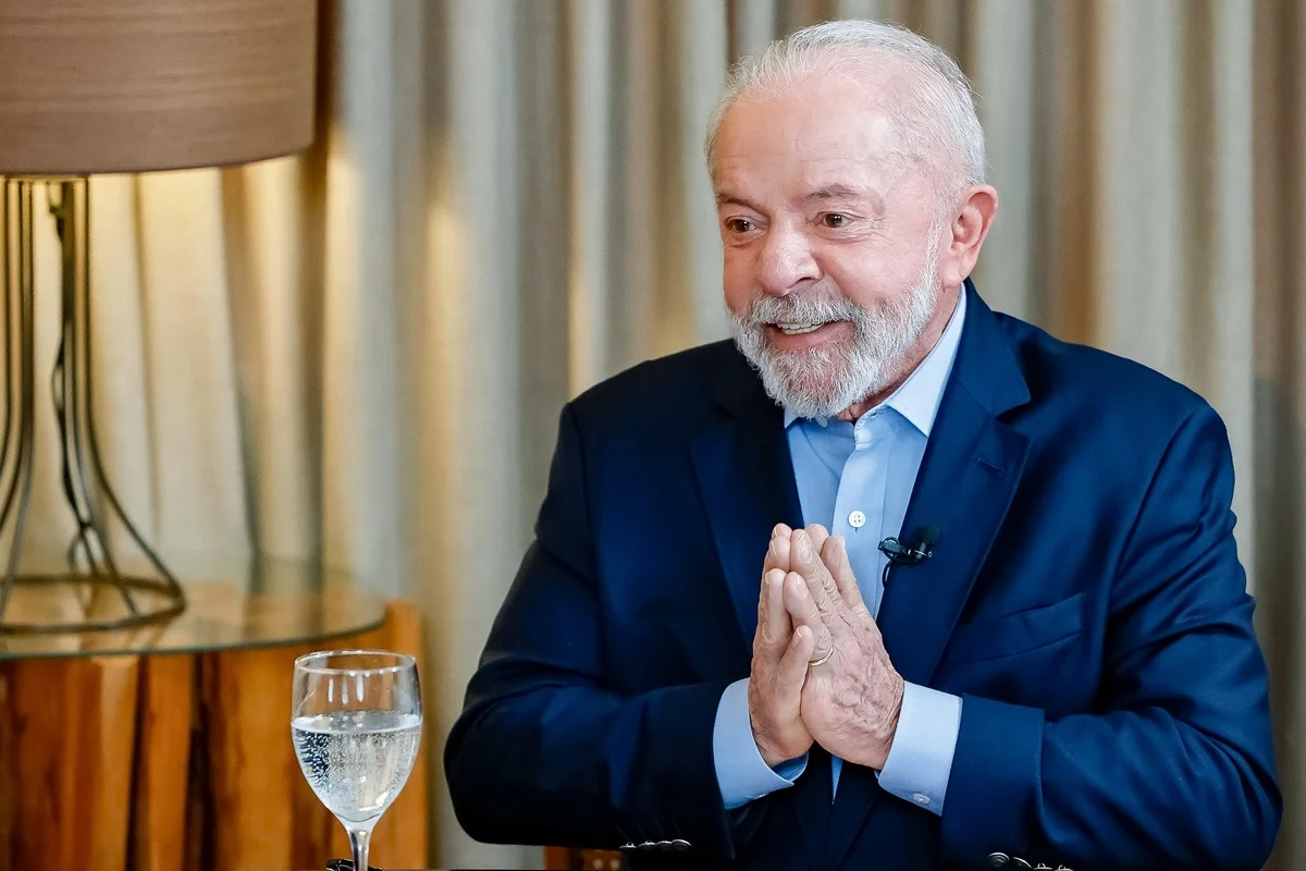 Em convenção do PT-BA, Lula pede votos para si e aliados. Lei proíbe
