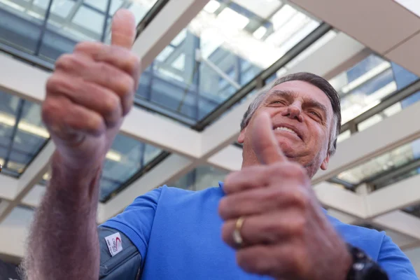 Jair Bolsonaro fala com a imprensa ao deixar o hospital DF Star Brasília, o ex-presidente passou por uma bateria de exames apos sentir-se mal - metropoles