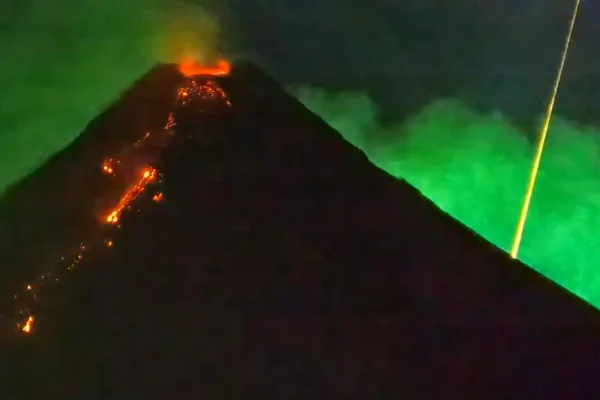 Meteoro cai durante erupção vulcânica nas FIlipinas