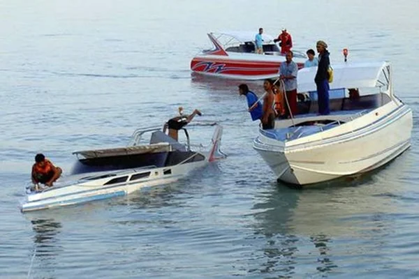 Barco vira e deixa 49 turistas desaparecidos na Tailândia