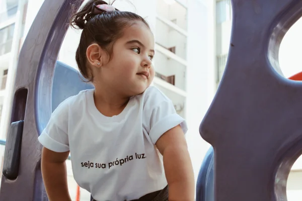 Criança com camiseta da Lumas