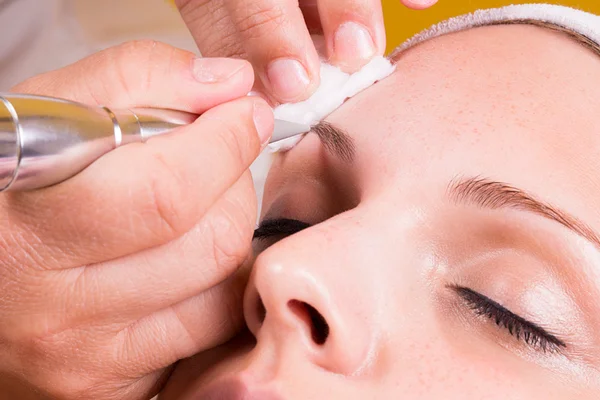 Técnicas de micropigmentação conquistam mulheres que buscam sobrancelhas naturais