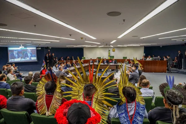 imagem colorida de indígenas no STF para debater o Marco Temporal
