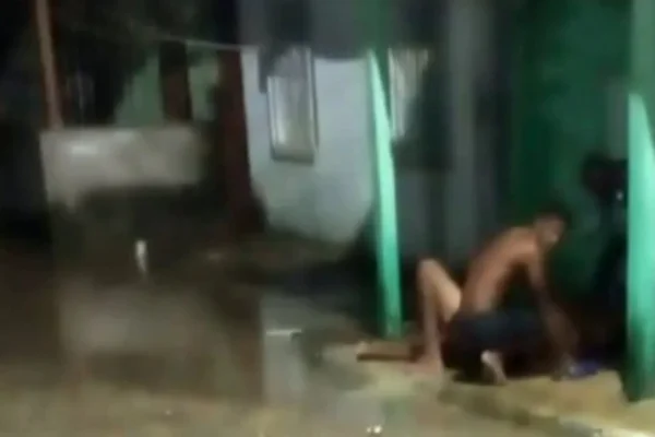 Imagem colorida de homem sentado no chão