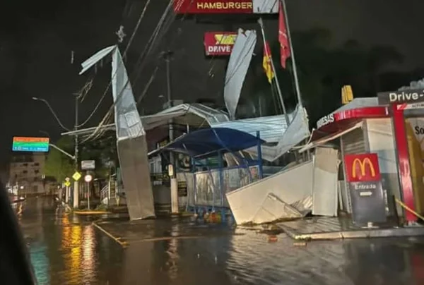 Imagem colorida de lanchonete destruída - Metrópoles