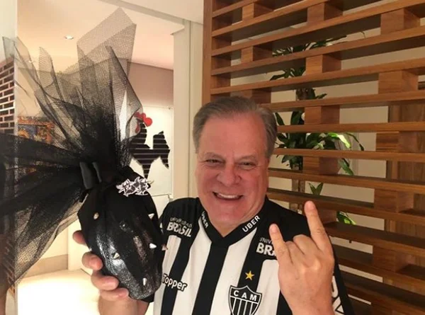Chico Pinheiro faz “striptease” em programa de Ana Maria Braga