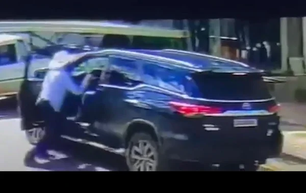 Deputado Amauri Ribeiro, durante agressão contra desafeto político, em Piracanjuba, Goiás