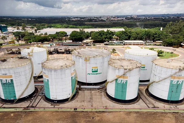 Petrobras reduz em 3% preço médio da gasolina nas refinarias