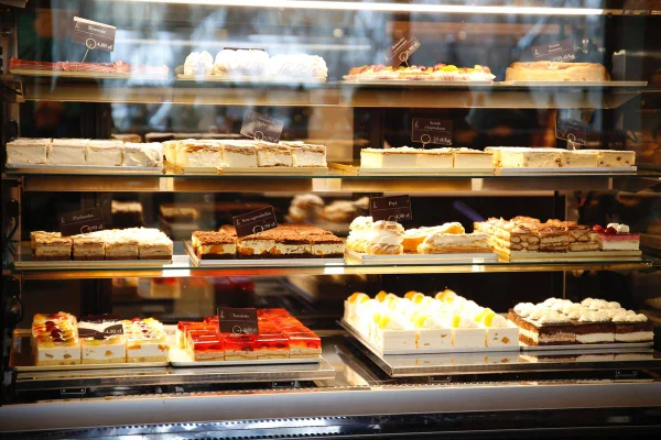 Vitrine com diferentes tipos de bolos