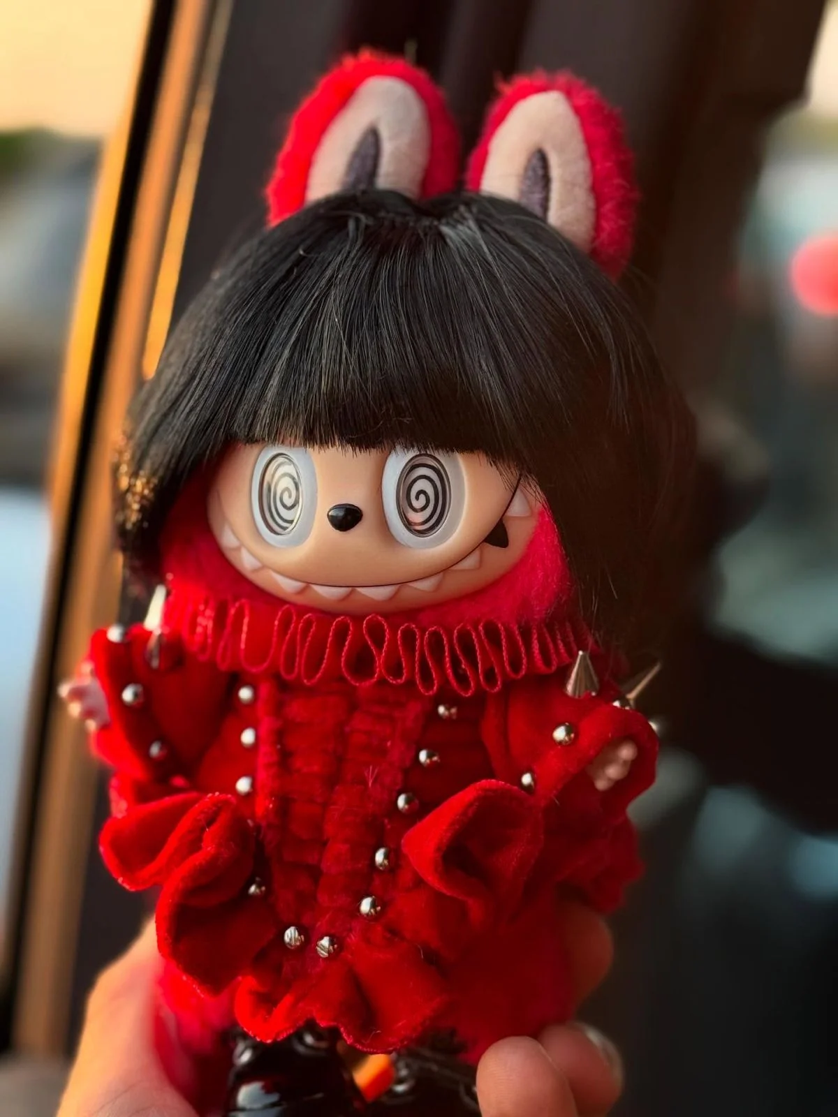 Labubu inspirado no look da cantora Lady Gaga na turnê The Mayhem Ball Labubu inspirado no look da cantora Lady Gaga na turnê The Mayhem Ball