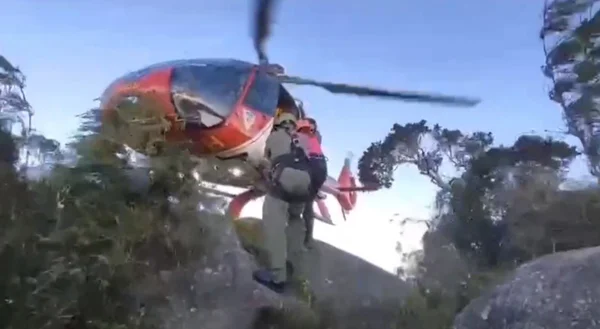 Imagem colorida do resgate de uma montanhista no Paraná - Metrópoles