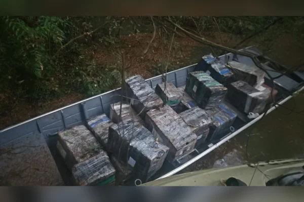 PF apreende barco com 772 kg de maconha na fronteira com o Paraguai