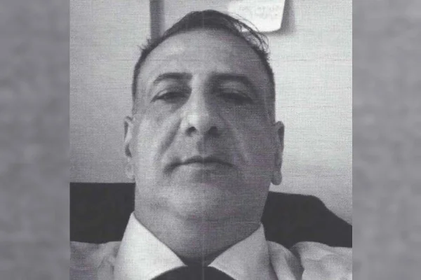 Foto em preto e branco do advogado Ahmed Hassan