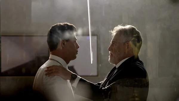 Renato/Christian (Cauã Reymond) e Santiago (José de Abreu) em Um Lugar ao Sol