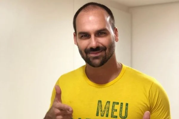 Eduardo Bolsonaro ganha festa surpresa com tema dos Minions