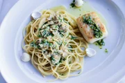 Pescada amarela grelhada gremolata e espaguete ao vongole